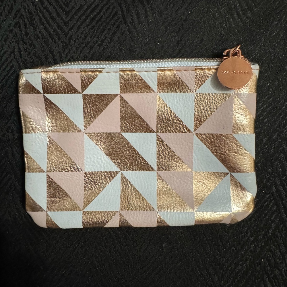 🎁GIFT With Purchase🎁 
Chic Geometric Cosmetic Pouch in Gold and Cream